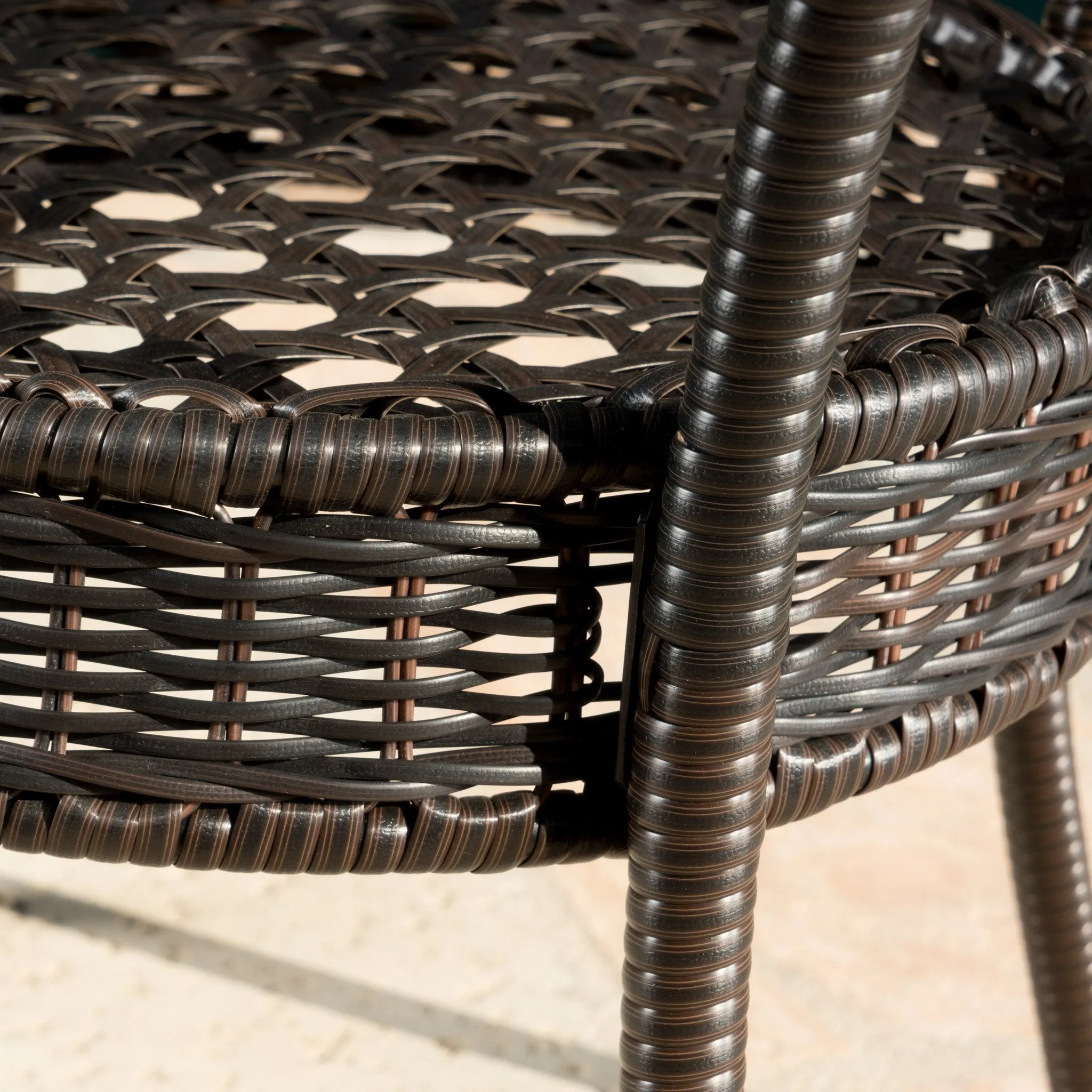 Gaviota 34-inch Round Outdoor Wicker Dining Table