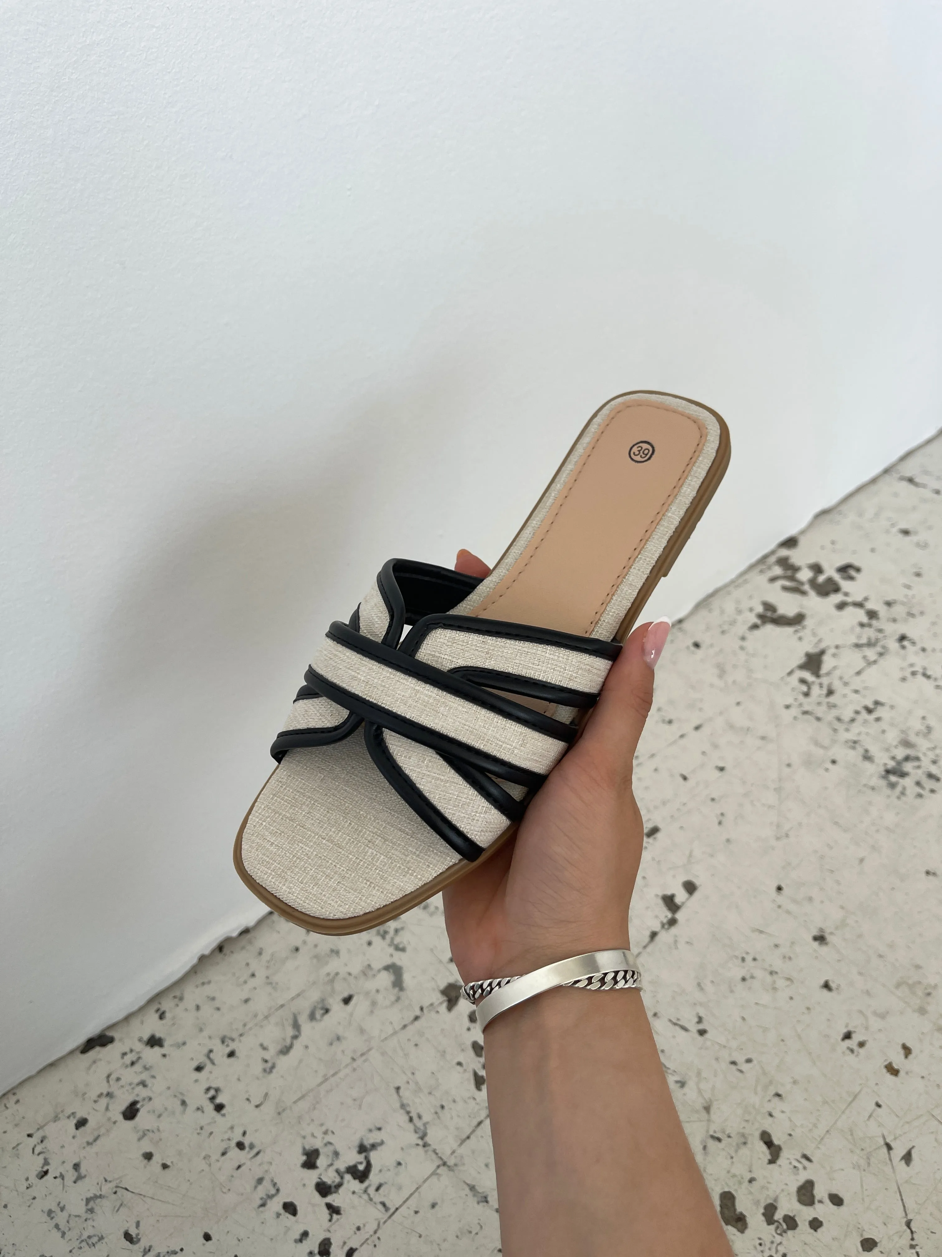 Yaren sandals with black details - Beige