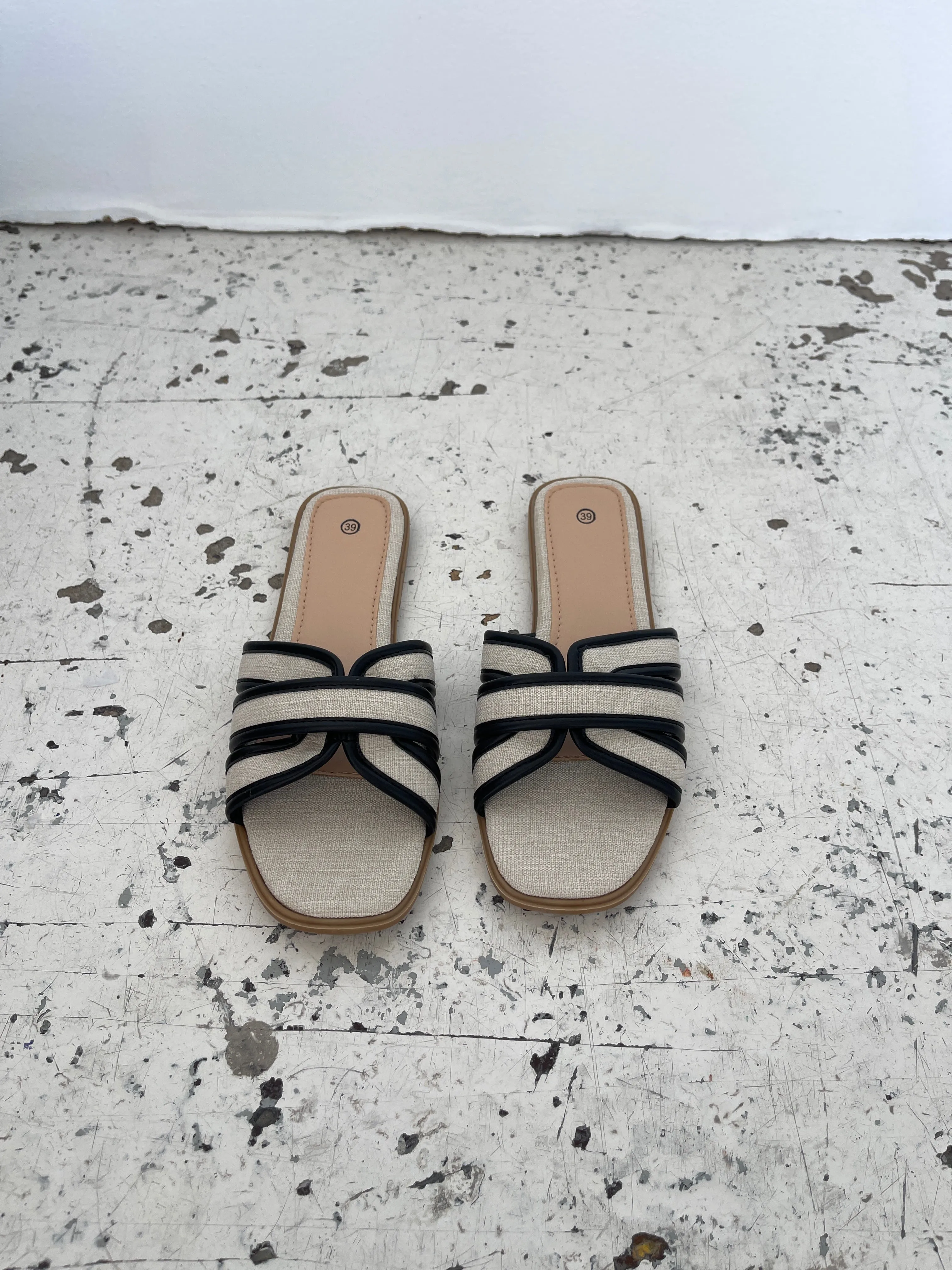 Yaren sandals with black details - Beige