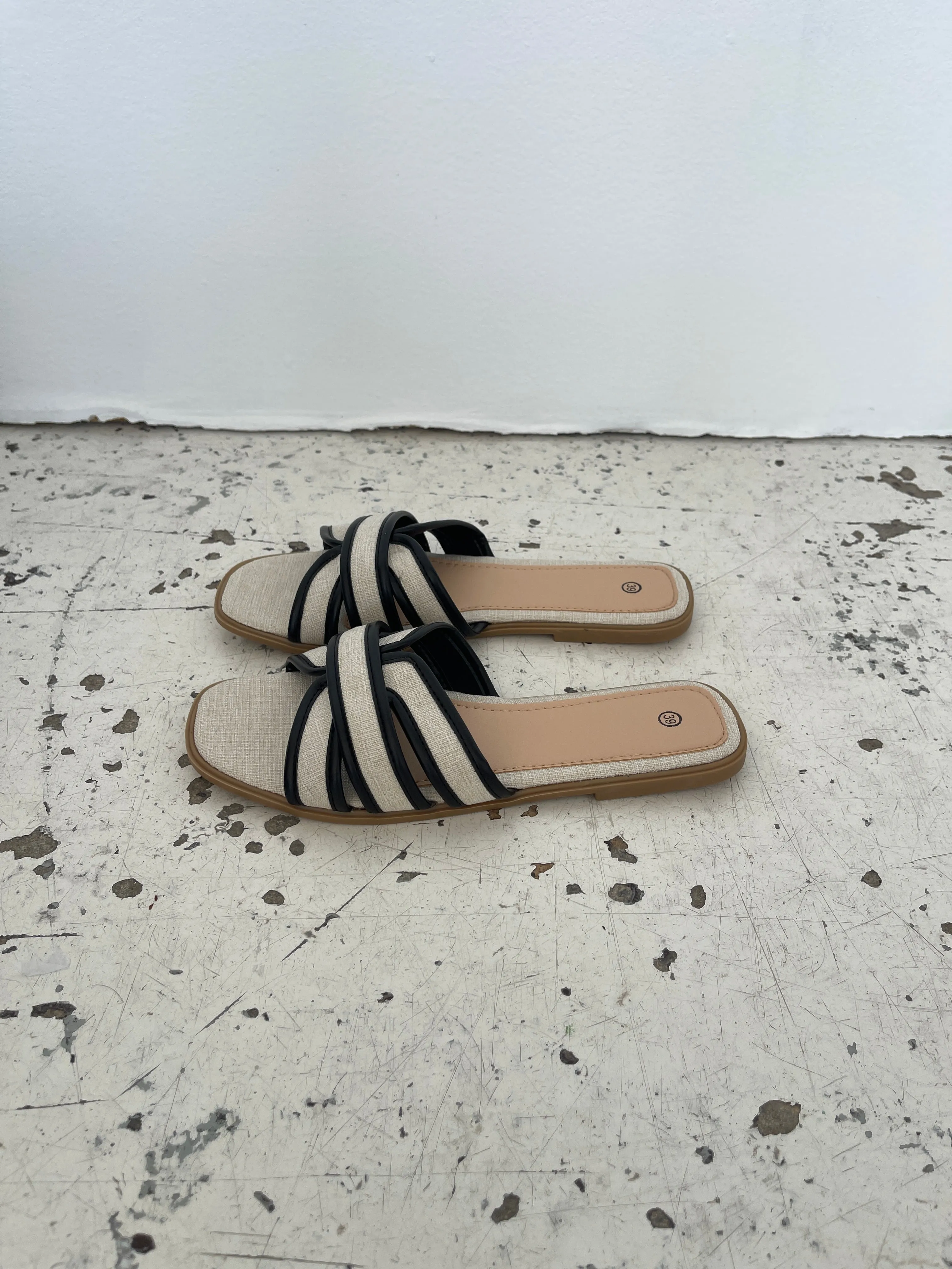 Yaren sandals with black details - Beige